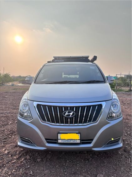 รถ Hyundai H-1  2.5 Deluxe สี บรอนซ์เงิน