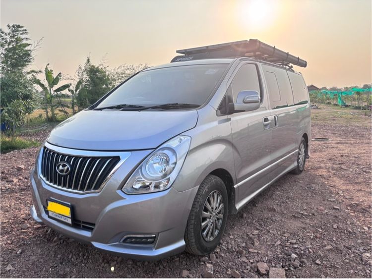 Hyundai H-1  2017 2.5 Deluxe Van ดีเซล ไม่ติดแก๊ส เกียร์อัตโนมัติ บรอนซ์เงิน รูปที่ 2