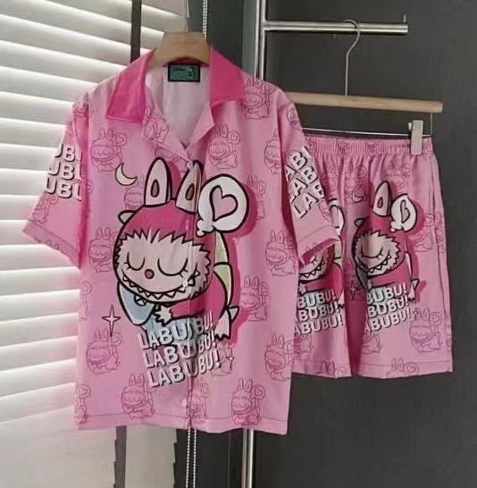 ชุดนอนขาสั้นคอปกLabubu ผ้าคอตตอนพิมพ์ลายเนื้อดี