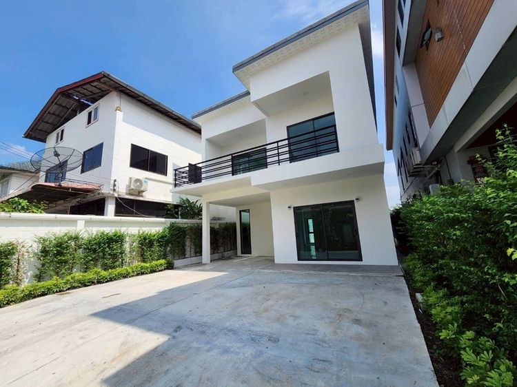 ให้เช่าบ้านเดี่ยว 2ชั้นเนื้อที่ 60ตร.ว พื้นที่ใช้สอย 180 ตร.ม 3ห้องนอน 4ห้องน้ำ ถนน สุขุมวิท 93 ซอยเพิ่งมี
