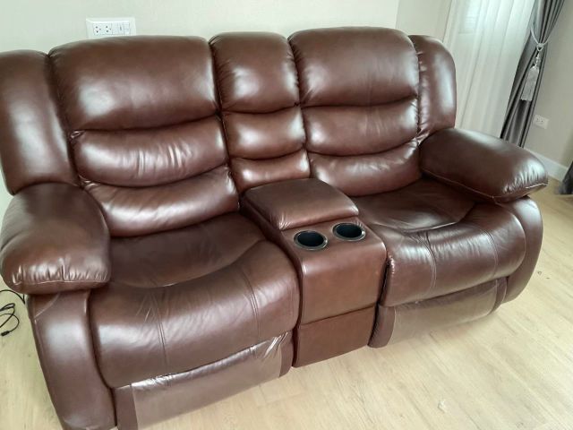 ขาย Recliners ยี่ห้อ Enzo Calvin ขนาด 2 ที่นั่ง หนังแท้ พร้อมที่วางแก้ว 2 ช่อง และช่องเก็บของตรงกลาง