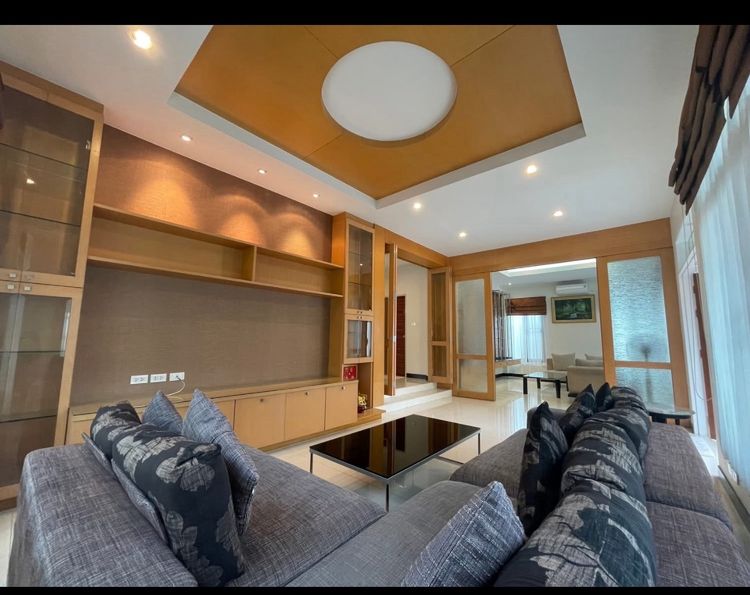ตกแต่งครบ ให้เช่าบ้านเดี่ยวหรู 3ชั้นเนื้อที่ 210 ตร.ว พื้นที่ใช้สอย 450ตร.ม 6ห้องนอน 4ห้องน้ำ เฟอร์ครบ ถนนรัชดา จตุจักร ลูกคต่างชาติ ราคาเช่า 130,000  รูปที่ 3