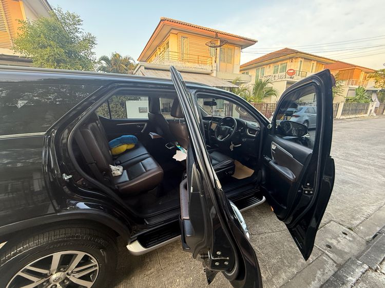 รถ Toyota Fortuner 2.4 V สี ดำ