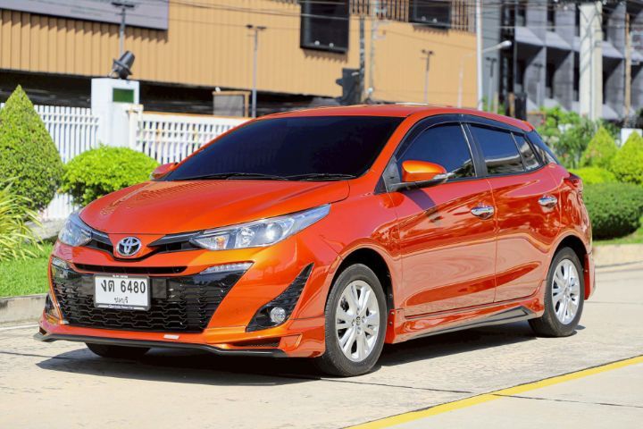 รถ Toyota Yaris 1.2 E สี ส้ม