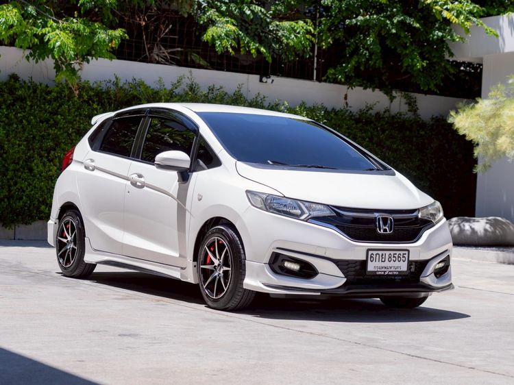 รถ Honda Jazz 1.5 V Plus i-VTEC สี ขาว