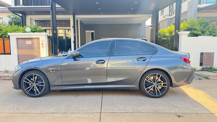 BMW Series 3 2022 330e Sedan ปลั๊กอินไฮบริด (PHEV) ไม่ติดแก๊ส เกียร์อัตโนมัติ เทา รูปที่ 3