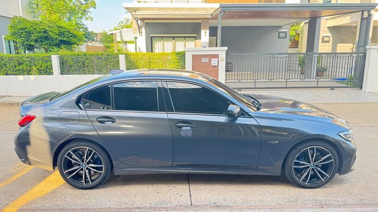 BMW Series 3 2022 330e Sedan ปลั๊กอินไฮบริด (PHEV) ไม่ติดแก๊ส เกียร์อัตโนมัติ เทา รูปที่ 4