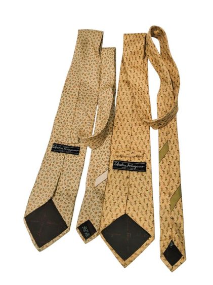 อื่นๆ ขายเนคไทแบรนด์ Salvatore ferragamo แท้ made in Italy.มีสองอัน สองสี สองดีไซน์ 