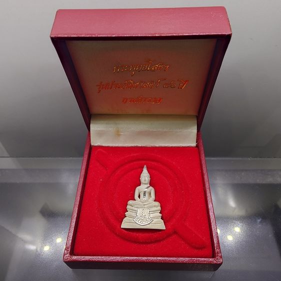 พระพุทธโสธร รุ่นประวัติศาสตร์ 80 ปี กรมตำรวจ พ.ศ.2538 พิมพ์นิยม คอ 3 เส้น เนื้อเงินขัดเงาบางส่วน พร้อมกล่องเดิม
