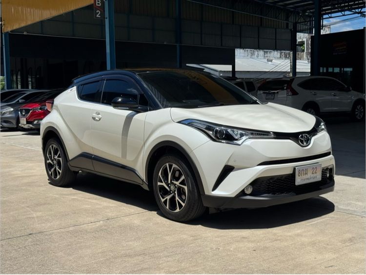 รถ Toyota C-HR 1.8 Mid สี ขาว