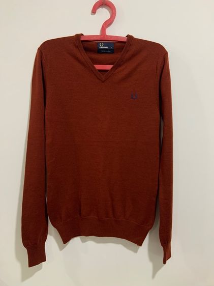 เสื้อกันหนาว Fred Perry คอวี ผ้าไหมพรมดีแดง แท้ 💯 size S ขนาด อก 19 ยาว 26.5 นิ้ว สภาพใหม่มาก สีแดงสด  ดีเทลสวย เนื้อผ้าดีมาก