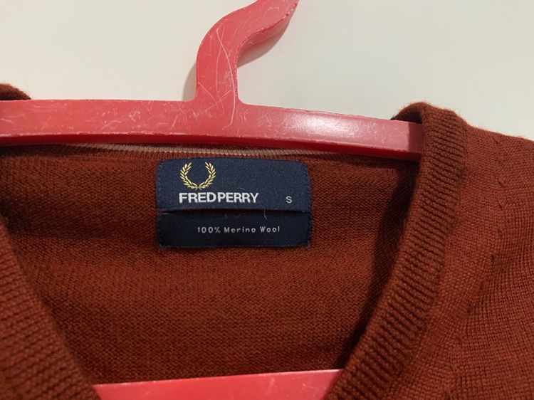 เสื้อกันหนาว Fred Perry คอวี ผ้าไหมพรมดีแดง แท้ 💯 size S ขนาด อก 19 ยาว 26.5 นิ้ว สภาพใหม่มาก สีแดงสด  ดีเทลสวย เนื้อผ้าดีมาก รูปที่ 5