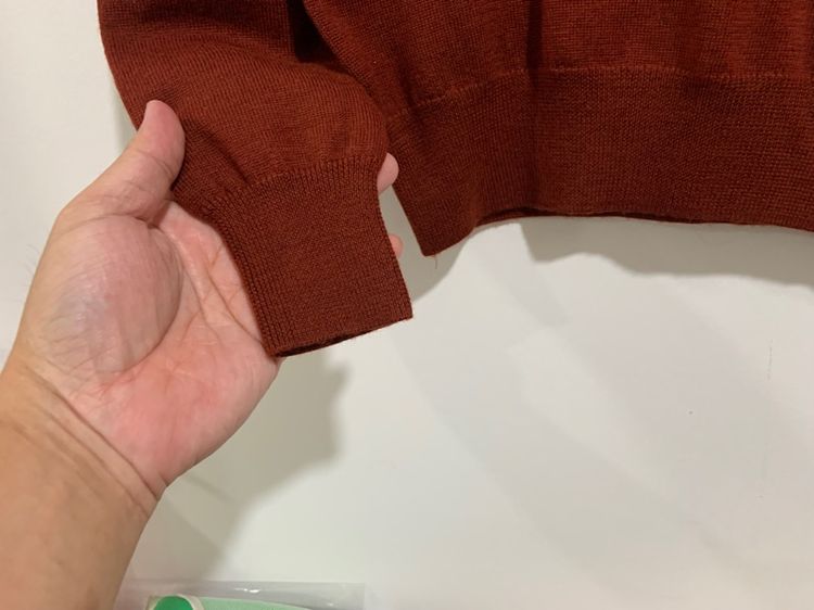 เสื้อกันหนาว Fred Perry คอวี ผ้าไหมพรมดีแดง แท้ 💯 size S ขนาด อก 19 ยาว 26.5 นิ้ว สภาพใหม่มาก สีแดงสด  ดีเทลสวย เนื้อผ้าดีมาก รูปที่ 3