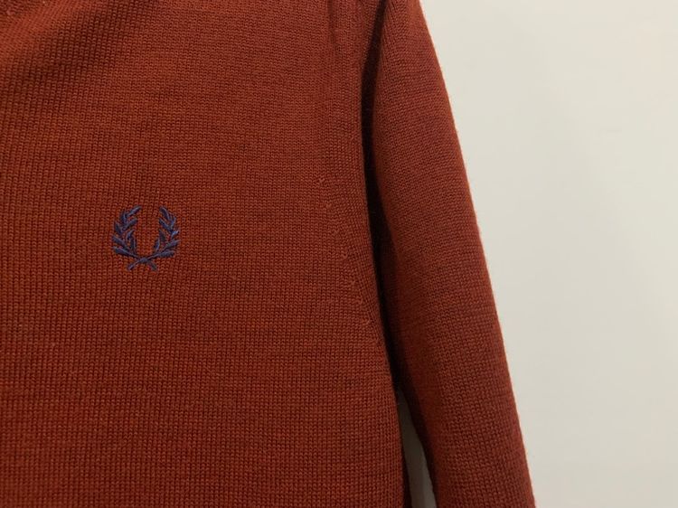 เสื้อกันหนาว Fred Perry คอวี ผ้าไหมพรมดีแดง แท้ 💯 size S ขนาด อก 19 ยาว 26.5 นิ้ว สภาพใหม่มาก สีแดงสด  ดีเทลสวย เนื้อผ้าดีมาก รูปที่ 4