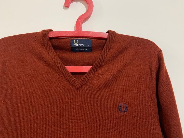 เสื้อกันหนาว Fred Perry คอวี ผ้าไหมพรมดีแดง แท้ 💯 size S ขนาด อก 19 ยาว 26.5 นิ้ว สภาพใหม่มาก สีแดงสด  ดีเทลสวย เนื้อผ้าดีมาก รูปที่ 2