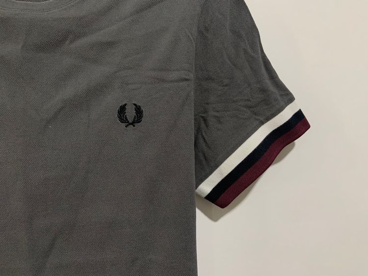 เสื้อยืด Fred Perry แท้ 💯 size S ขนาด อก 19.5 ยาว 27 นิ้ว สภาพดี ดีเทลสวย เนื้อผ้าดีมากนิ่มใส่สบาย หายากน่าสะสมครับ รูปที่ 2