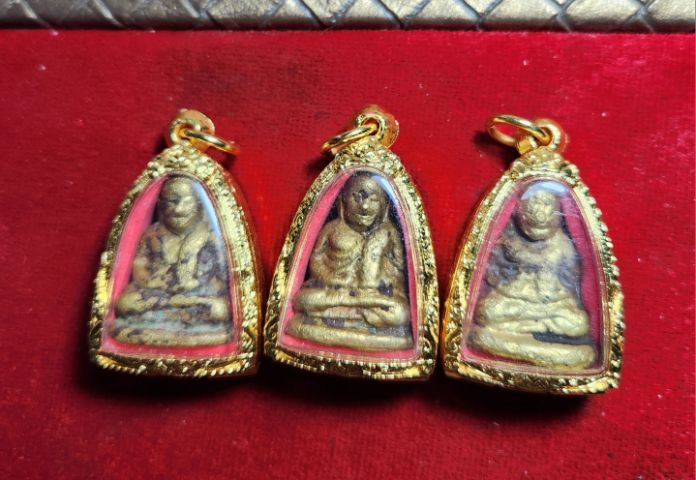 เหมา3องค์.   1000 ไม่แกะถ่ายนะคะ