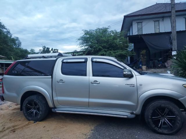 รถ Toyota Hilux Vigo 2.5 E สี บรอนซ์ทอง