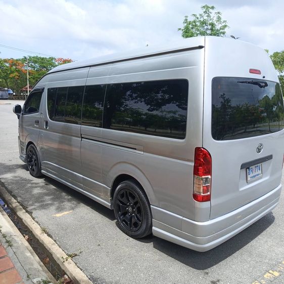 รถ Toyota Commuter 2.5 สี บรอนซ์เงิน