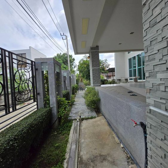 มีบางส่วน 2022 ขายบ้านเดี่ยว 2 ชั้น ถนนสุขุมวิท 5 ห้องนอน ใกล้ BTS พร้อมเข้าอยู่