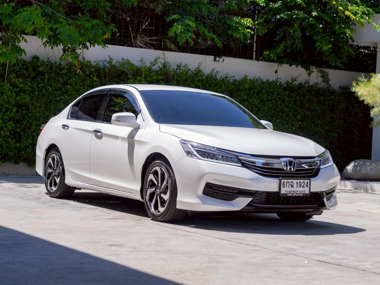 รถ Honda Accord 2.0 E สี ขาว