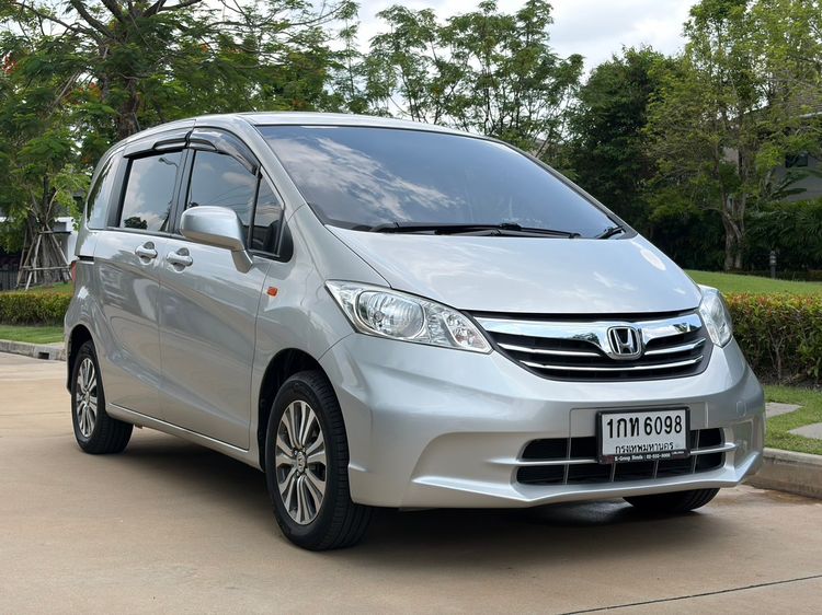 รถ Honda Freed 1.5 SE สี บรอนซ์เงิน