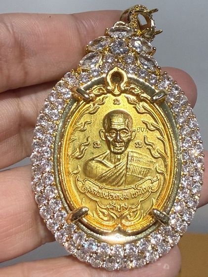 หลวงพ่อเกษม องค์พระสีทอง พร้อมจี้เพชร เนื้อหางดงาม