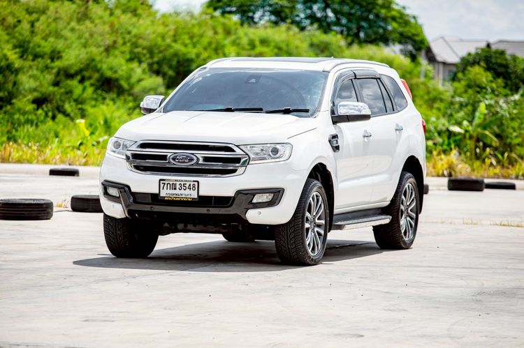 รถ Ford Everest 2.2 Titanium Plus สี ขาว