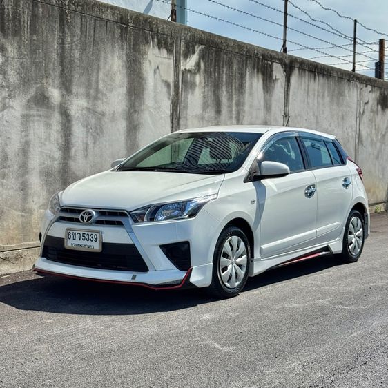 รถ Toyota Yaris 1.2 E สี ขาว