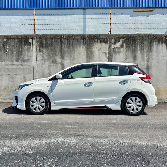 Toyota Yaris 2017 1.2 E Sedan เบนซิน ไม่ติดแก๊ส เกียร์อัตโนมัติ ขาว รูปที่ 3