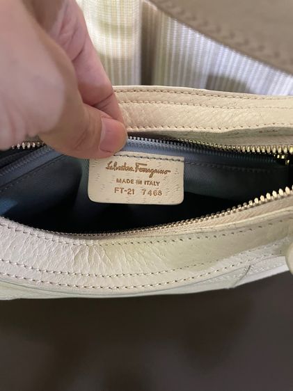Ferragamo half moon handbag รูปที่ 5