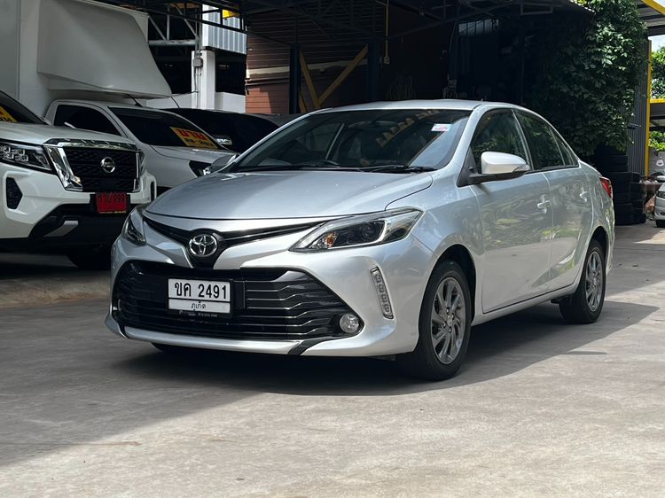รถ Toyota Vios 1.5 Mid สี บรอนซ์เงิน