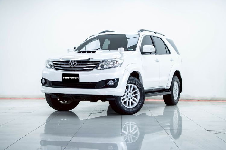 รถ Toyota Fortuner 3.0 V สี ขาว