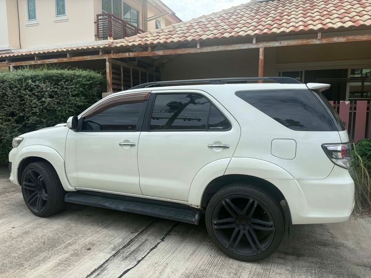 รถ Toyota Fortuner 3.0 TRD Sportivo I 4WD สี ขาว