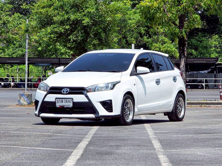 รถ Toyota Yaris 1.2 J สี ขาว