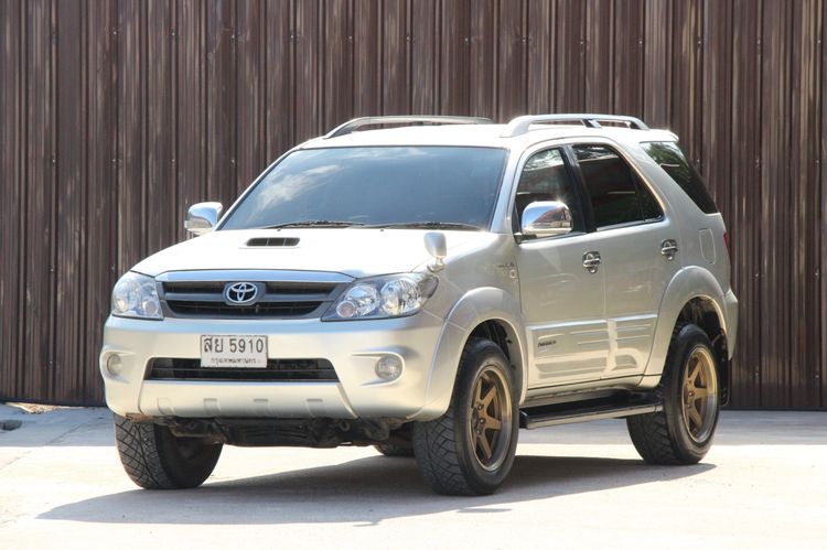 รถ Toyota Fortuner 3.0 V 4WD สี บรอนซ์เงิน