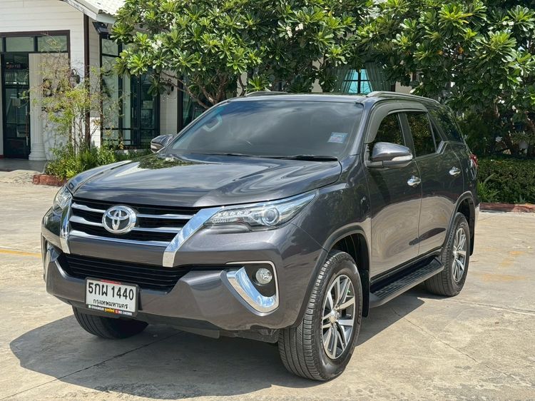 รถ Toyota Fortuner 2.8 V 4WD สี เทา