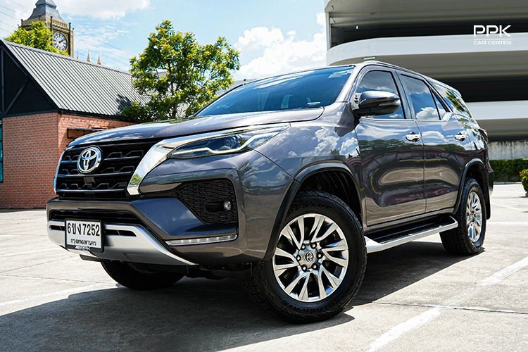รถ Toyota Fortuner 2.4 V สี เทา
