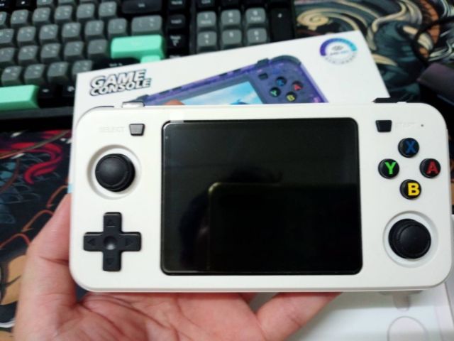 อื่นๆ อื่นๆ เครื่องเล่นเกมส์ GAME console R36H สภาพเล่นได้ปกติ (แต่มีปุ่มกากะบาต เวลากดแล้วมันเดินไม่ตรง แต่ใช้ปุมวงกลมแทนได้) ร้านแจ้งต้องตั้งค่า