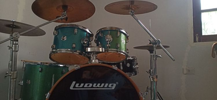 Ludwig Drums กลองชุดLudwigตั้งเสียงแต่งครบจบเลยกระเดื่องคู่ใหม่เอี่ยมใด้หมดตามรูปเลยครับ