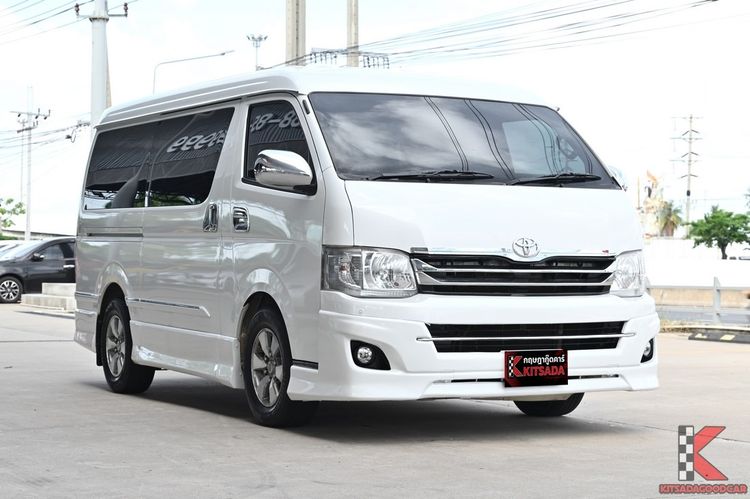 รถ Toyota Ventury 2.7 V สี ขาว