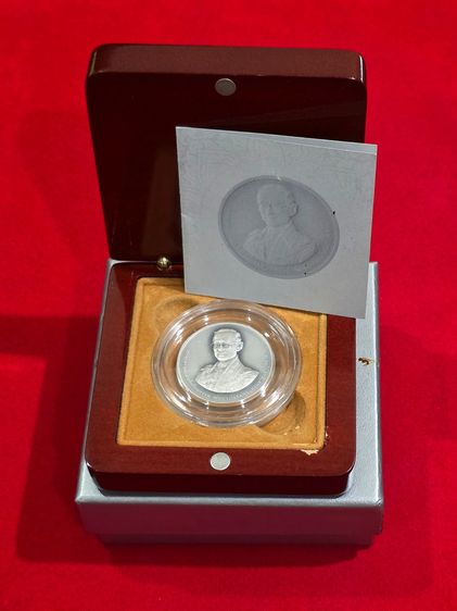 เหรียญไทย เหรียญเงินรมดำ ที่ระลึกครบ 60 ปี พระบรมราชาภิเษก พ.ศ.2553 พร้อมกล่องไม้และใบเซอร์
