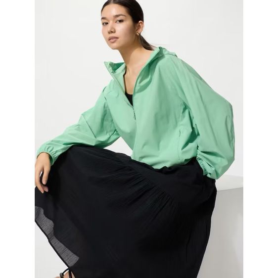 พร้อมส่ง Uniqlo เสื้อกัน UV กันน้ำ Nano design สีเขียว SizeS-M ของแท้จาก Uniqlo ญี่ปุ่น