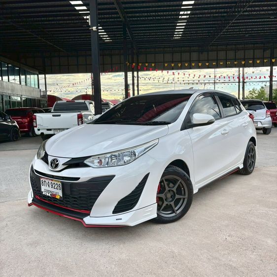 รถ Toyota Yaris 1.2 E สี ขาว