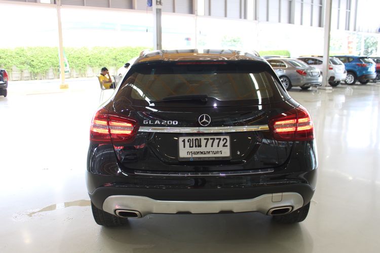 Mercedes-Benz GLA-Class 2019 GLA200 Sedan เบนซิน ไม่ติดแก๊ส เกียร์อัตโนมัติ ดำ รูปที่ 4