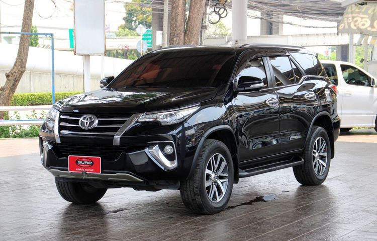 รถ Toyota Fortuner 2.4 V สี ดำ