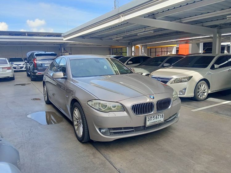 รถ BMW Series 5 528i สี น้ำตาล