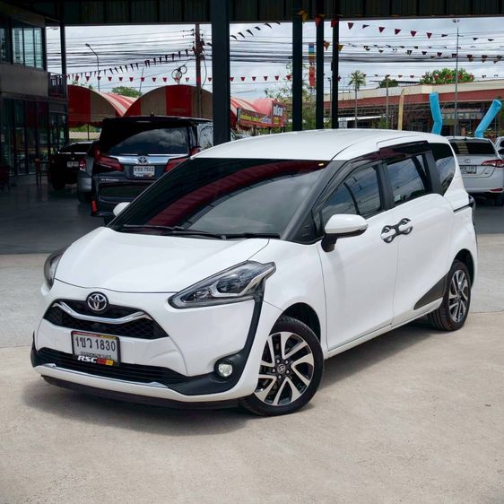 รถ Toyota Sienta 1.5 V สี ขาว