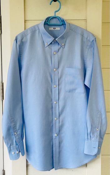ฟ้า EU 40 อื่นๆ เสื้อเชิ้ตแขนยาว แบรนด์ Uniqlo (M) มือสอง
