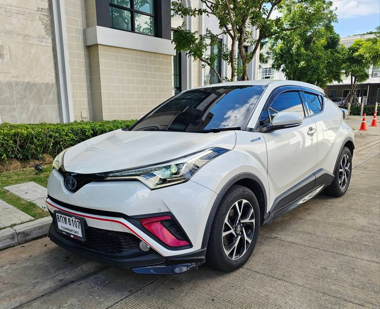 รถ Toyota C-HR 1.8 HV Hi สี ขาว